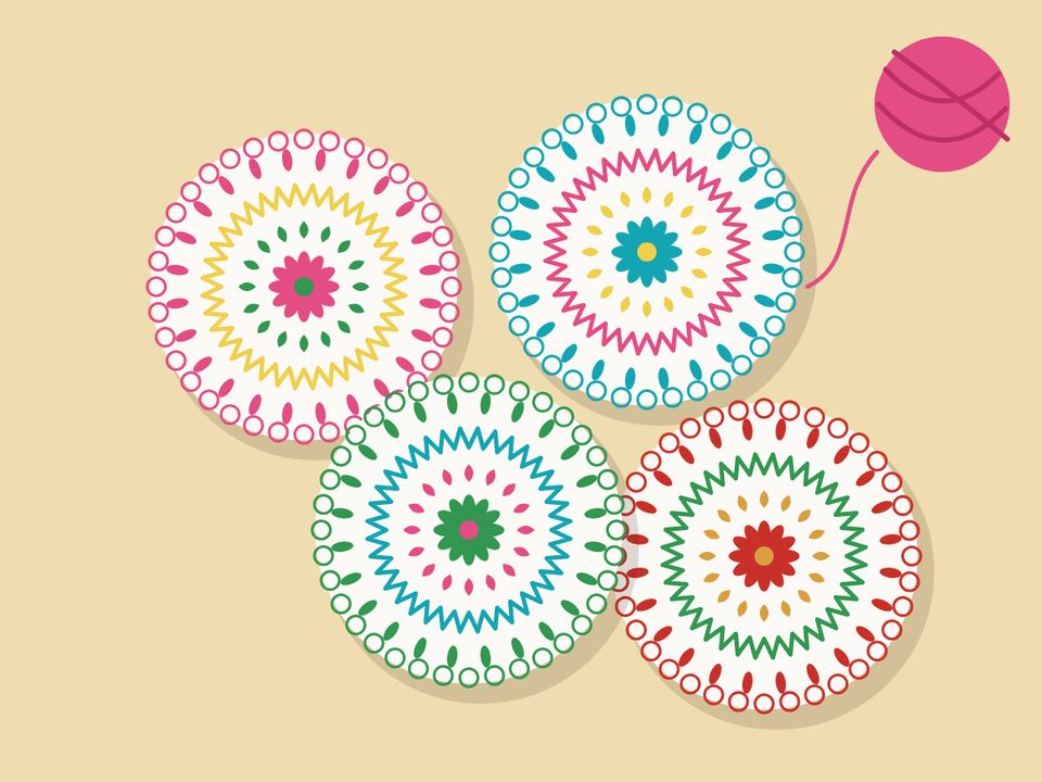 Cuatro posavasos redondos de ñandutí en colores, desplegados sobre la mesa