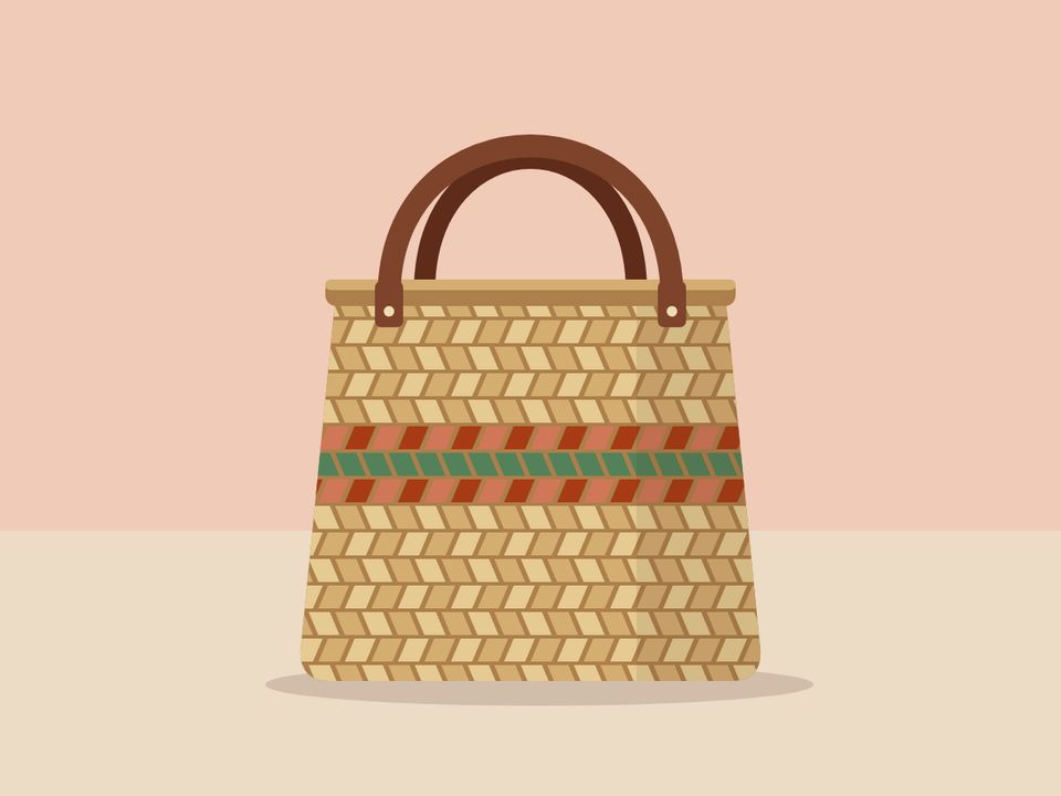 Un bolso de karanday trenzado con asas de cuero