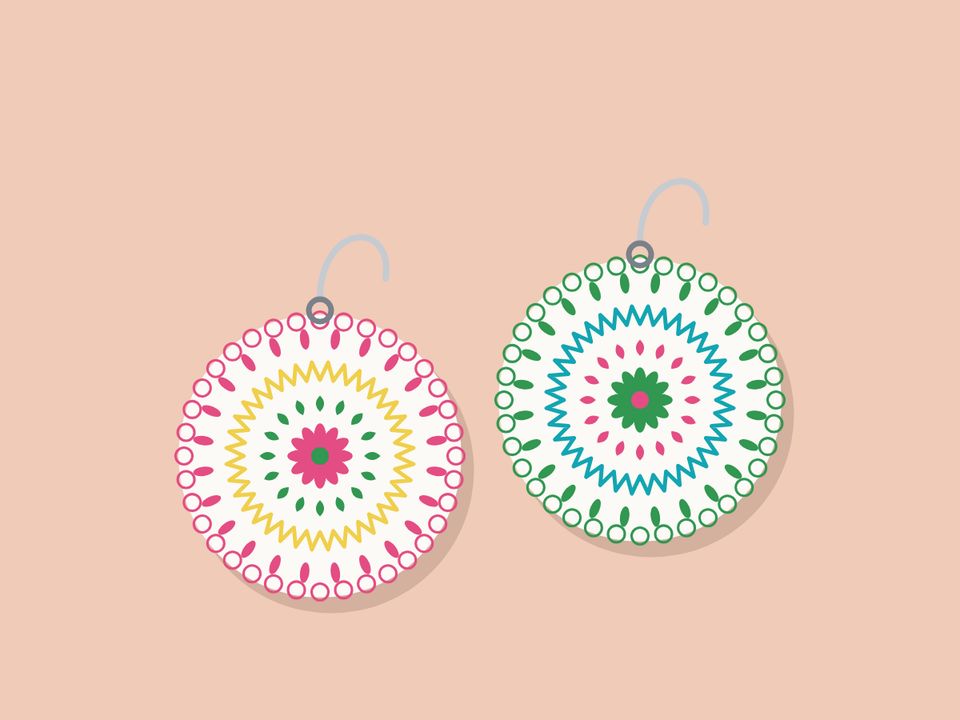 Un par de aros de ñandutí, dos ruedas pequeñas en rosa y verde