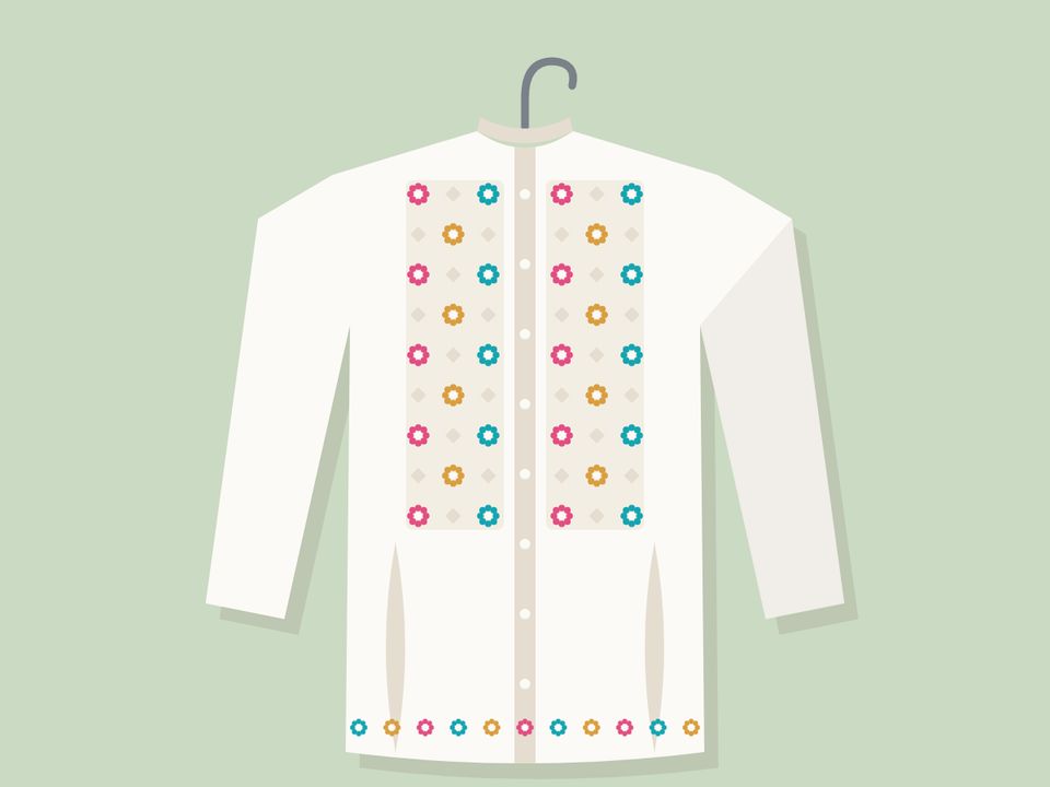 Una camisa blanca de ao po’i con bordados en el frente
